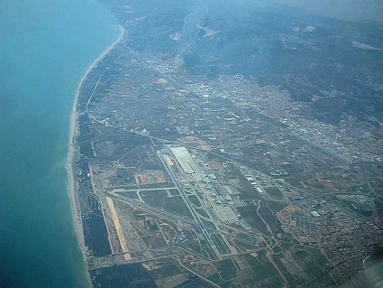 Imatge aèria de la construcció de la tercera pista de l'aeroport del Prat